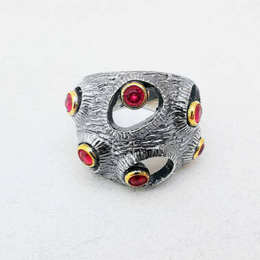 Srebrny artystyczny pierścionek z czerwonymi cyrkoniami