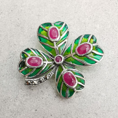 Broszka czterolistna koniczyna z rubinami.