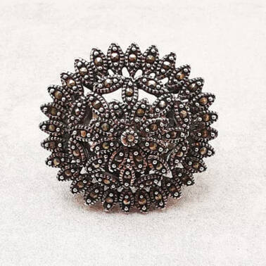 Duży srebrny pierścionek z markasytami w kształcie kwiatka