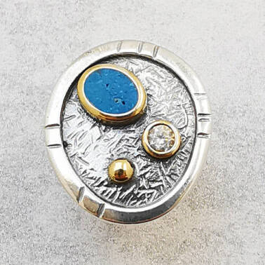 Srebrny artystyczny pierścionek z niebieskim kamieniem